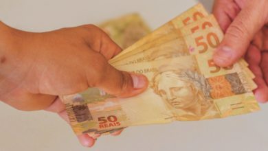 Auxílio emergencial de R$ 2.500 para famílias afetadas por enchentes no RS: veja quem tem direito e como solicitar esse benefício do Governo Federal.