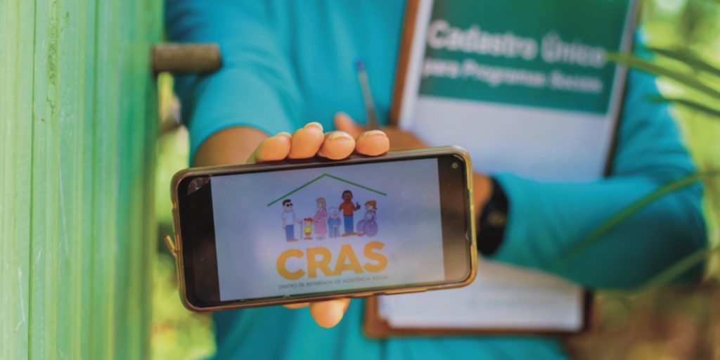 Saiba o que fazer se um funcionário do CRAS errar sua renda e se recusar a corrigir, garantindo seus direitos sociais.