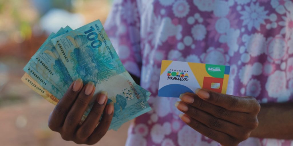 Bolsa Família: Descubra se a renda máxima de R$ 218 é por pessoa ou por família e saiba como funciona o programa.