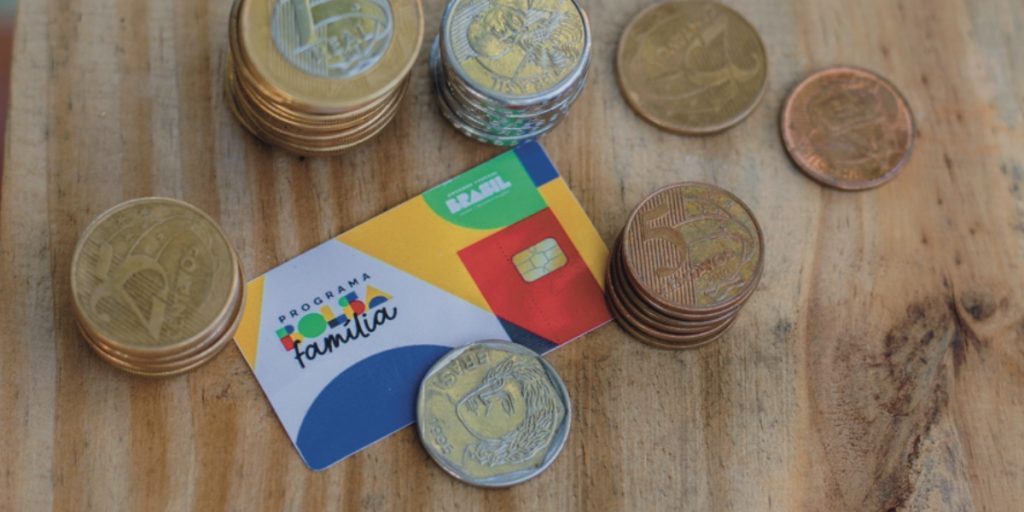 Descubra quanto você pagará por mês no empréstimo de R$ 21 mil do Bolsa Família e como obter esse benefício.