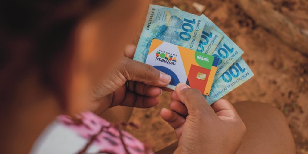 Aprenda a sacar o Bolsa Família na lotérica sem depender do aplicativo Caixa Tem atualizado.