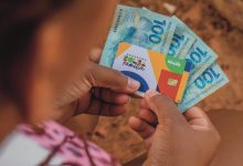 Aprenda a sacar o Bolsa Família na lotérica sem depender do aplicativo Caixa Tem atualizado.