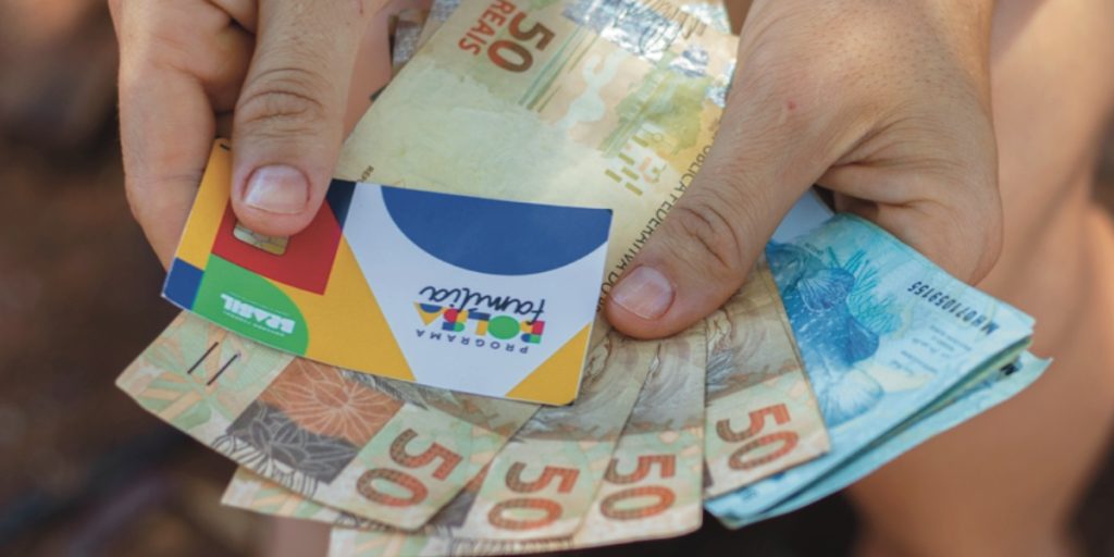Saiba como a irregularidade no título de eleitor pode afetar o recebimento do Bolsa Família e entenda os requisitos documentais necessários.