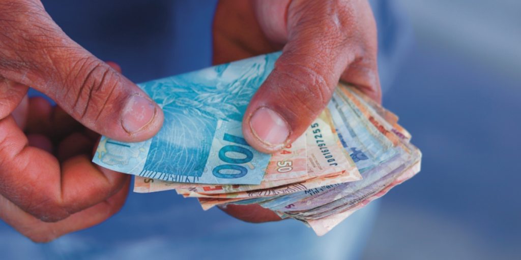 Mais de 440 municípios gaúchos recebem auxílio emergencial de R$ 5.100 para recuperação após enchentes.