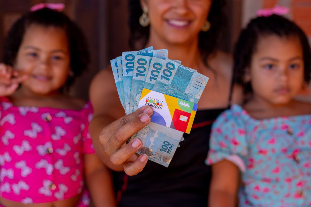 Novo auxílio do Bolsa Família de R$ 300 para mães solteiras é LIBERADO;  veja como ter acesso - Bolsa Família