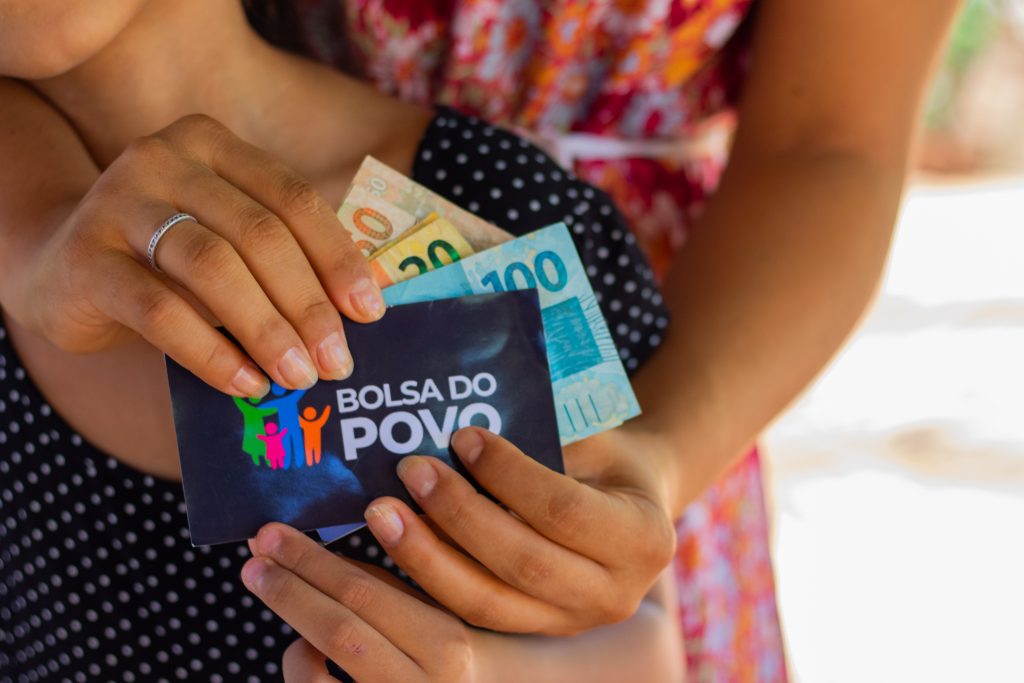 Bolsa do Povo pode pagar ajuda financeira e oferecer benefícios no CadÚnico para os brasileiros deste estado.