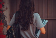 Atenção! Se faltar mais do que o devido, o Bolsa Família pode ser suspenso e até cancelado. Entenda quais são as regras neste caso.