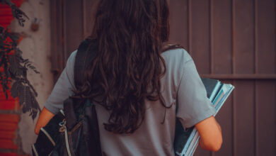 Atenção! Se faltar mais do que o devido, o Bolsa Família pode ser suspenso e até cancelado. Entenda quais são as regras neste caso.