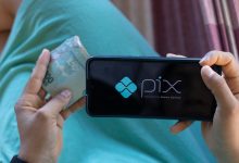 Quem teve o Bolsa Família suspenso ou bloqueado indevidamente tem direito de receber o dinheiro que ficou para trás; confira.