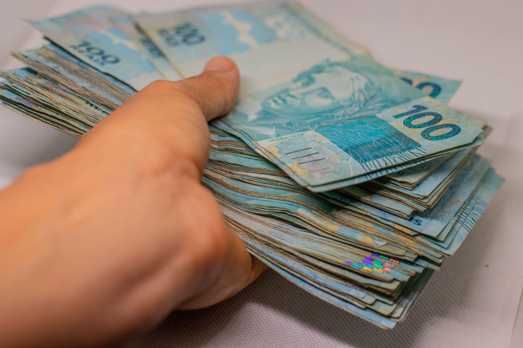 Quer sacar mais de R$ 2 mil em benefícios? Veja se você está apto a receber um valor que pode ser o alívio do mês no Caixa Tem.