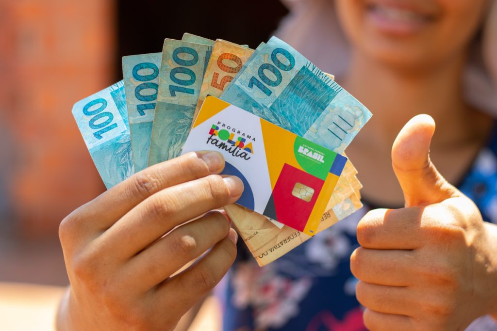 Descubra se você está na lista para receber pagamentos retroativos do Bolsa Família e garantir um extra no mês.