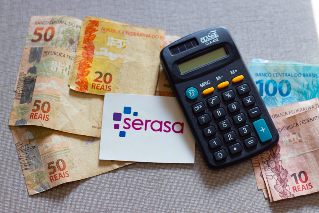 Será que ter dívidas negativadas no CPF pode cancelar o recebimento do Bolsa Família? Descubra como essa regra funciona.