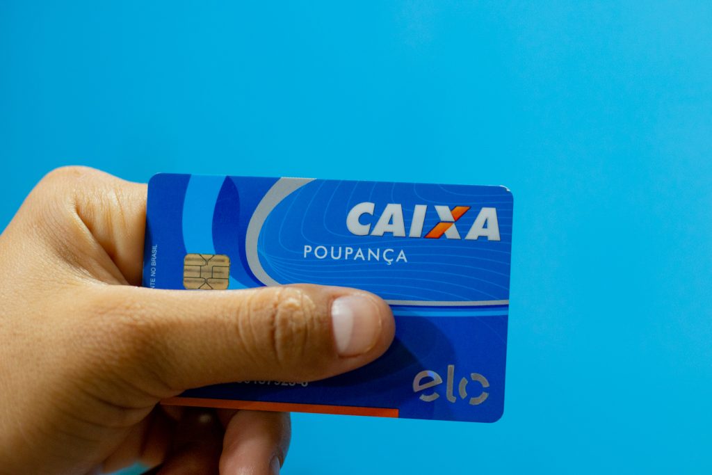 Brasileiros que possuem conta na Caixa precisam redobrar a atenção para saber a respeito das novas mudanças que o banco anunciou.
