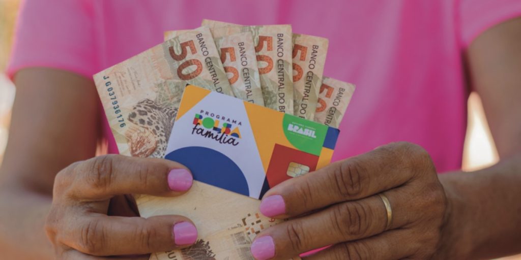 Saiba se você começa a receber o Bolsa Família no mês seguinte após a habilitação e como acompanhar o processo.