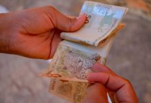 pessaos egurando dinheiro na mão.