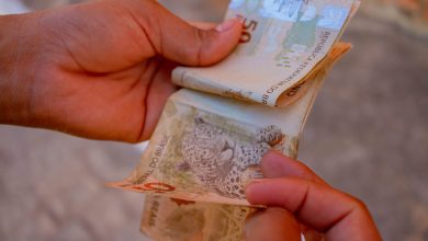 pessaos egurando dinheiro na mão.