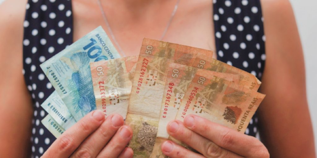 Saiba como as beneficiárias do Bolsa Família podem obter um aumento de R$ 250 na renda mensal com o programa Mães de Goiás.