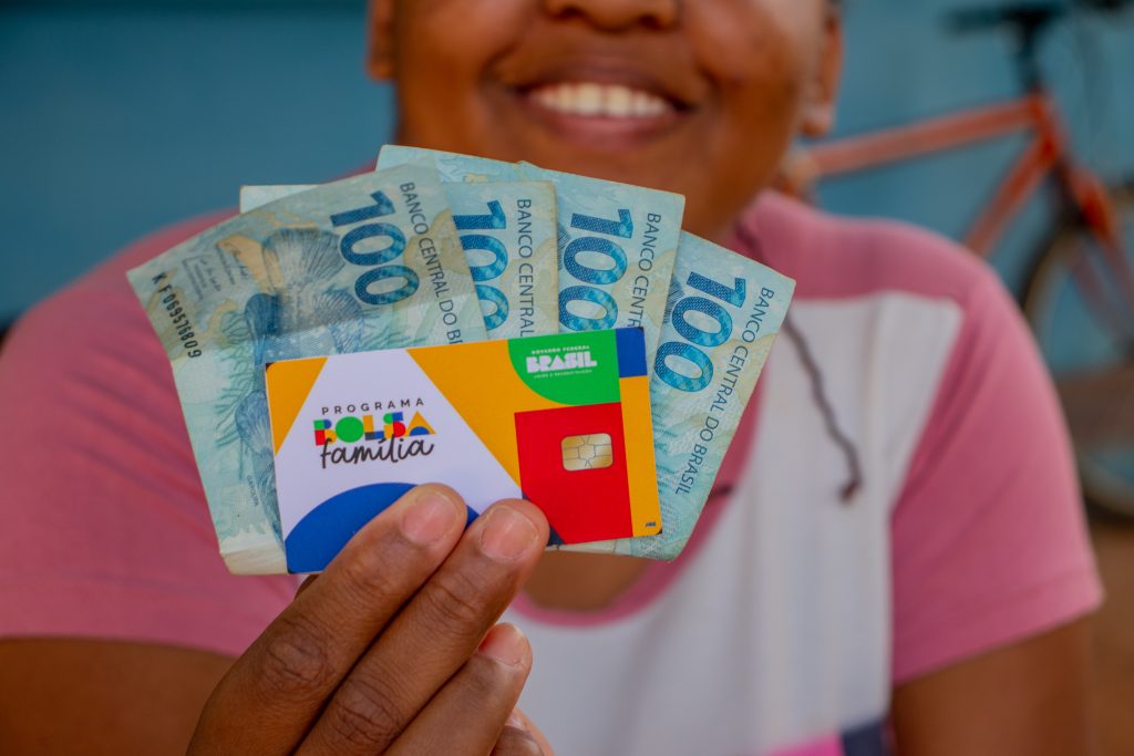 A história de uma ex-beneficiária do Bolsa Família ganhou machetes de jornal e acende alerta para fraudes no Brasil.