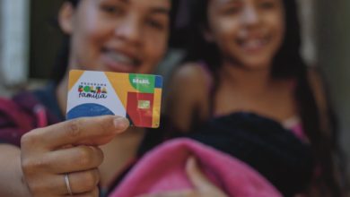 Revisão do Bolsa Família 2024 pode suspender benefícios de mães, prevenindo fraudes e ajustando recursos.