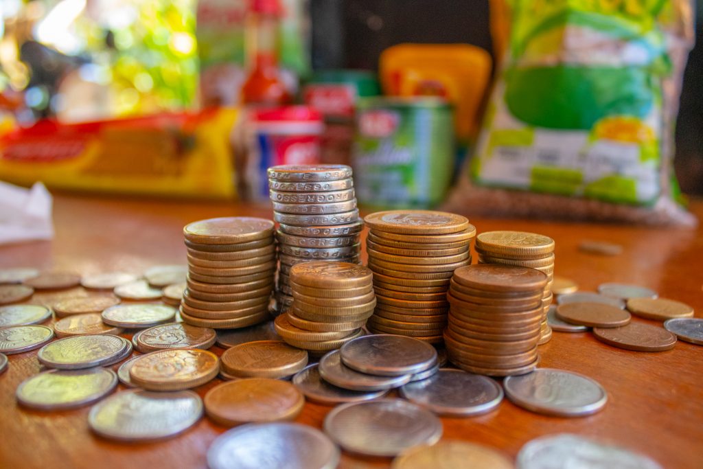 Os preços dos produtos do dia a dia dispararam na mesa e na rotinas dos brasileiros durante o mês presente. Veja o que pode ser feito com relação a isso.