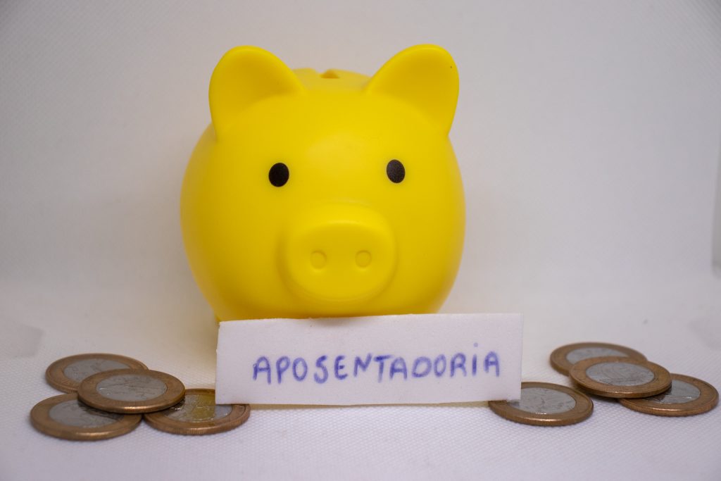 Donas de casa que recebem o Bolsa Família podem garantir o merecido descanso com mais dinheiro no bolso. Veja como funciona a regra da aposentadoria.
