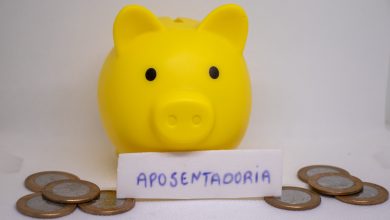 Donas de casa que recebem o Bolsa Família podem garantir o merecido descanso com mais dinheiro no bolso. Veja como funciona a regra da aposentadoria.