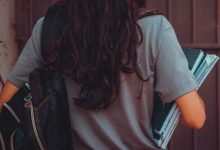 Beneficiários do Bolsa Família podem estudar em faculdades particulares com auxílio de programas como ProUni e FIES.