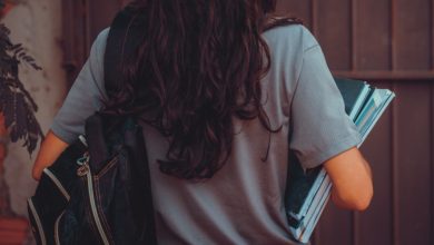 Beneficiários do Bolsa Família podem estudar em faculdades particulares com auxílio de programas como ProUni e FIES.