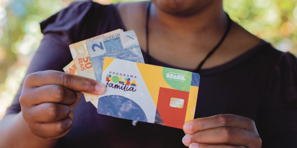 Aumento no Bolsa Família: Mães inscritas recebem adicional de R$ 300, elevando o benefício para R$ 900 mensais.