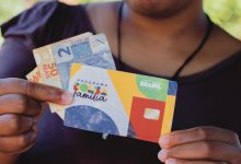 Aumento no Bolsa Família: Mães inscritas recebem adicional de R$ 300, elevando o benefício para R$ 900 mensais.