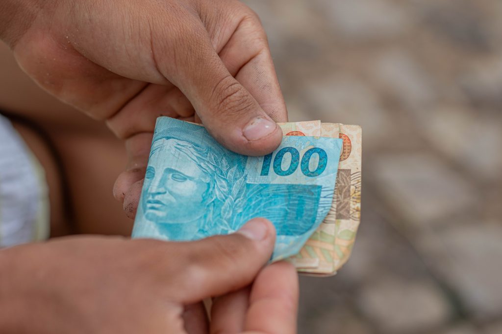 Qualquer pessoa gostaria de receber um extra de R$ 150, mesmo estando no Bolsa Família, certo? Entenda como isso acontece.