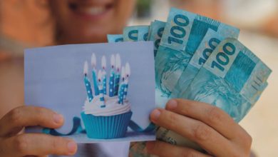 Esclarecimento sobre rumores do "bônus aniversário" no Bolsa Família e comparações com o Saque-Aniversário do FGTS.