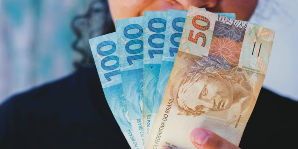 Projeto de lei aprova inclusão de jovens de 18 a 21 anos no Bolsa Família para incentivar educação e reduzir a pobreza.