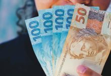 Projeto de lei aprova inclusão de jovens de 18 a 21 anos no Bolsa Família para incentivar educação e reduzir a pobreza.