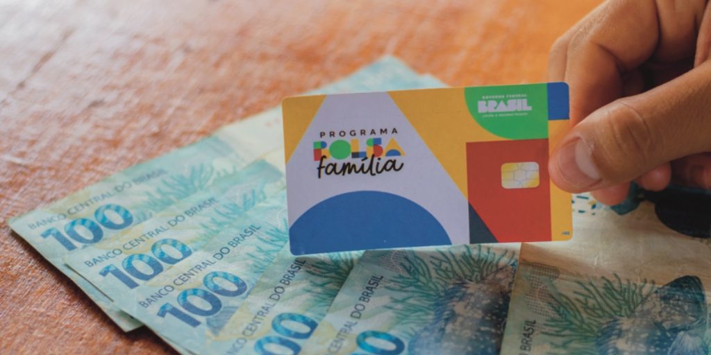 Cartão do Bolsa Família permite compras, transferências e pagamentos digitais, oferecendo mais segurança e praticidade aos beneficiários.