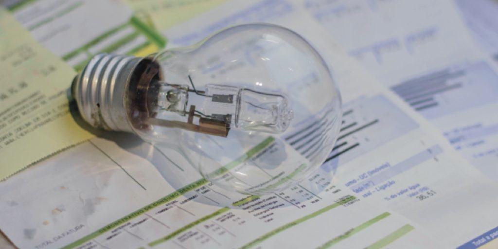 Economize na conta de luz com a Tarifa Social de Energia Elétrica, um benefício para famílias de baixa renda inscritas no CadÚnico.