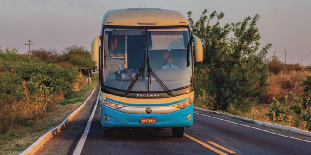 Descubra como brasileiros de baixa renda podem viajar pelo Brasil economizando com programas de incentivo e dicas práticas.