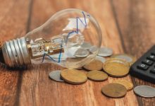 A Tarifa Social de Energia Elétrica oferece descontos significativos nas contas de luz para famílias de baixa renda inscritas no Cadastro Único.