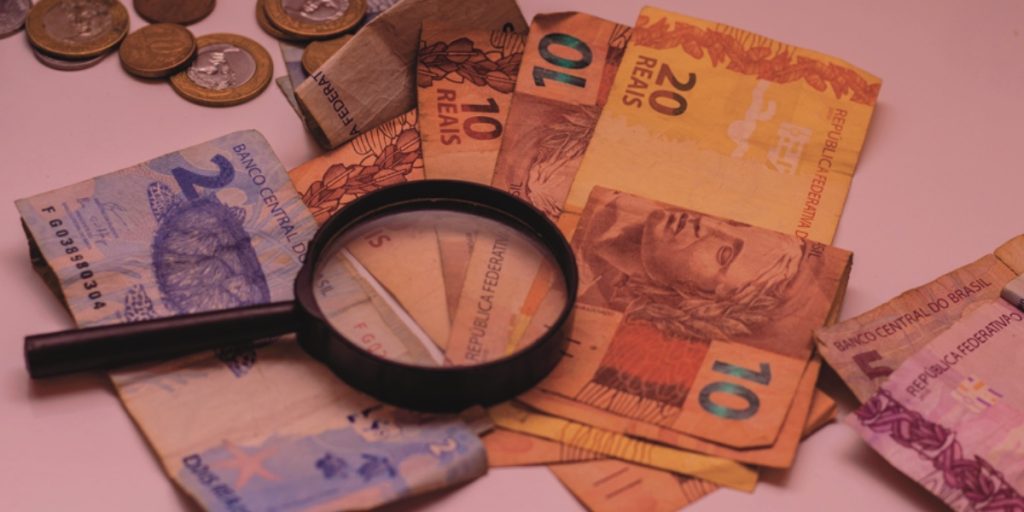 O governo brasileiro anuncia cortes de R$ 15 bilhões no orçamento para controlar o déficit fiscal, impactando diversos ministérios e setores.
