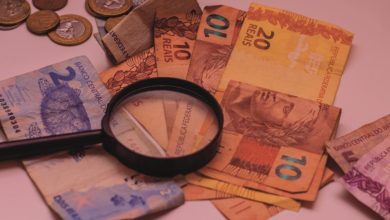 O governo brasileiro anuncia cortes de R$ 15 bilhões no orçamento para controlar o déficit fiscal, impactando diversos ministérios e setores.