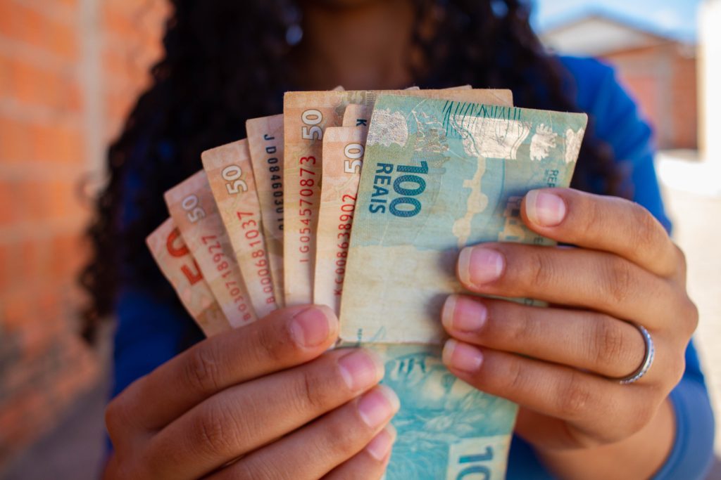 Benefícios sociais que mães solo têm acesso pelo Governo Federal