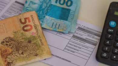 O Governo Federal implementa a Tarifa Social de Água e Esgoto, oferecendo 50% de desconto nas contas para famílias de baixa renda.