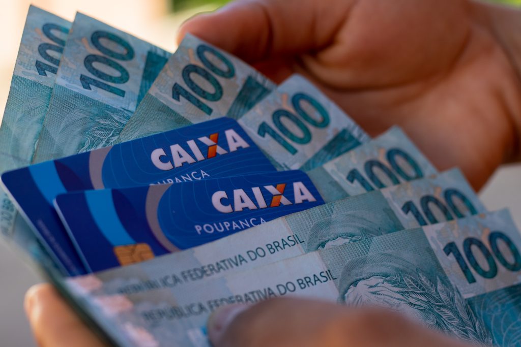 Entenda a verdade a respeito de um suposto benefício do governo para donas de casa e domésticas no valor de R$ 400,00.