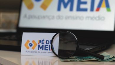 Descubra se estudantes do EJA podem receber o Pé-de-Meia e como obter esse benefício.