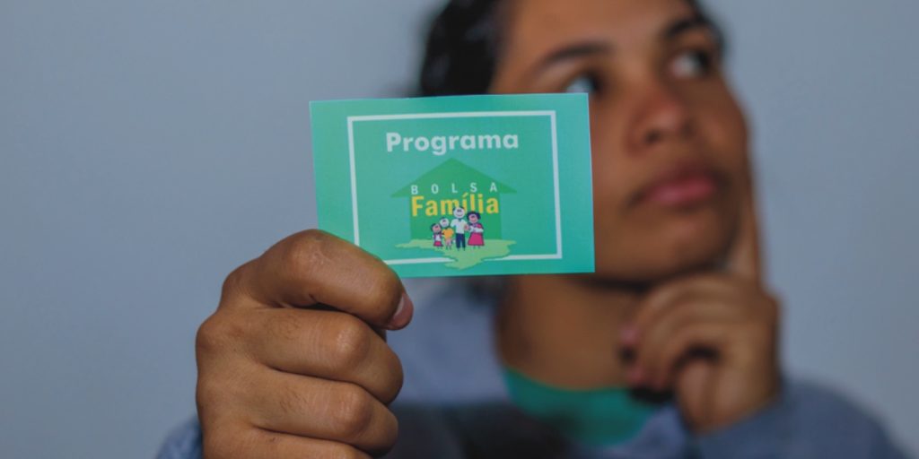 Descubra se irregularidades no título de eleitor podem resultar na perda do benefício do Bolsa Família e como regularizar sua situação.