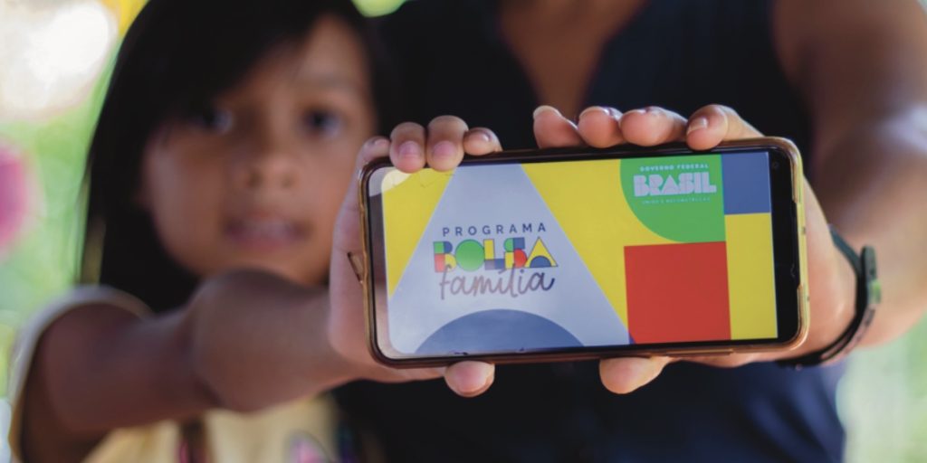 Transferir seu filho para uma escola particular não afeta o Bolsa Família se os critérios de renda e frequência forem mantidos.
