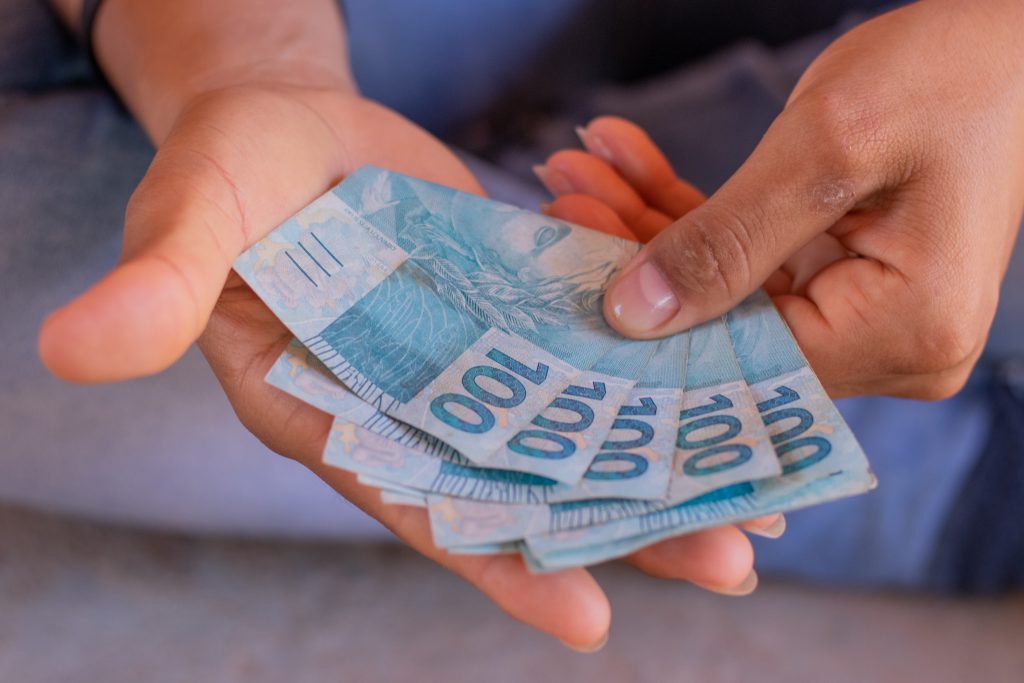 Salário mínimo pode mudar dentro de 1 ano e essa alteração tende a mudar muitos detalhes da realidade econômica brasileira; entenda o que acontece.