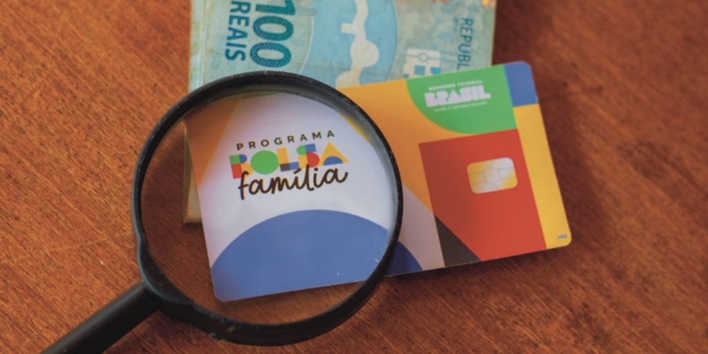 O que acontece com beneficiário do Bolsa Família que sai do Brasil: procedimentos, implicações e manutenção do benefício.