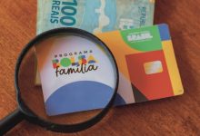 O que acontece com beneficiário do Bolsa Família que sai do Brasil: procedimentos, implicações e manutenção do benefício.