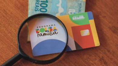 O que acontece com beneficiário do Bolsa Família que sai do Brasil: procedimentos, implicações e manutenção do benefício.